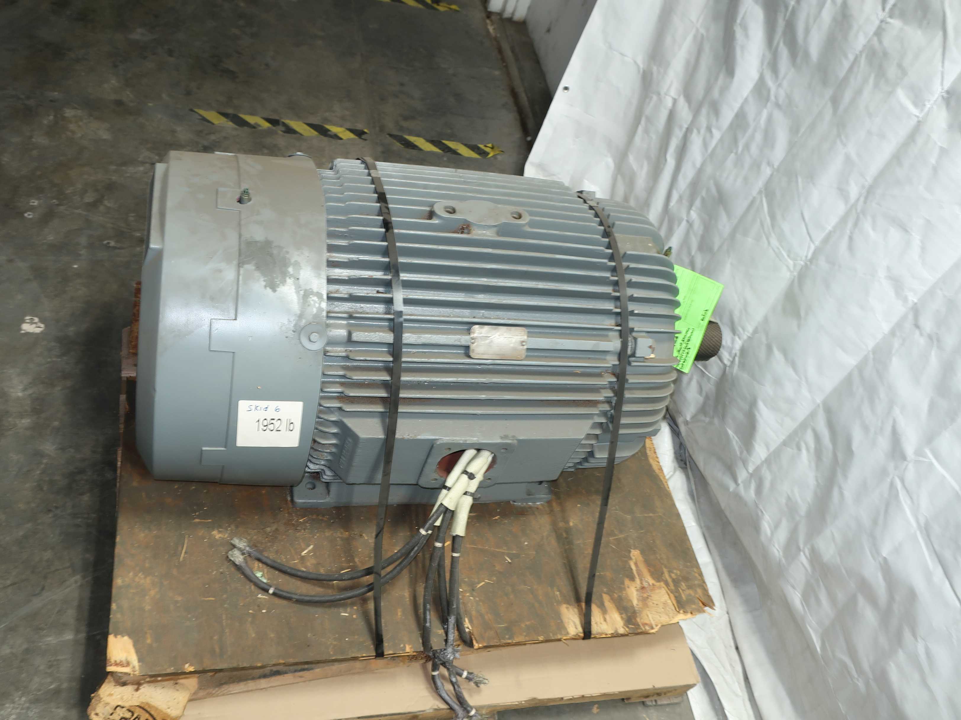 Reliance Electric Motor 200 HP, 3 Phase, 447T Frame, 1185 RPM, 460 V AC - AC MOTOR