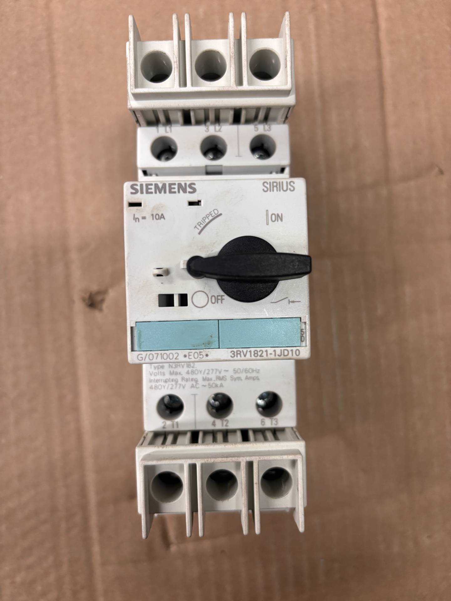 SIEMENS 3RV1821-1JD10 MOLDED CASE CIRCUIT BREAKER - CIRCUIT BREAKERS