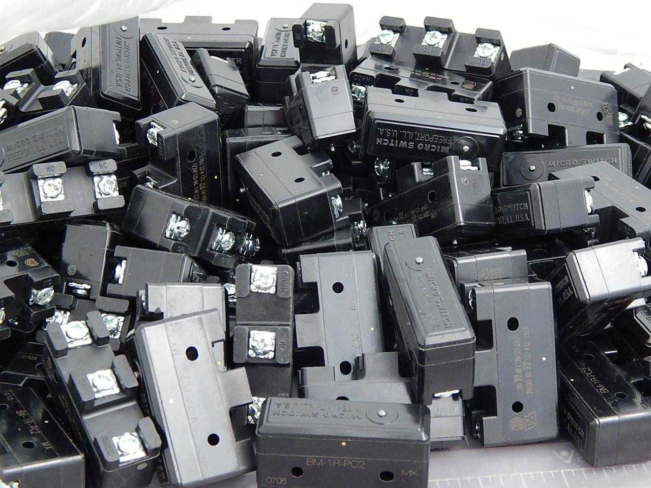 LOT OF 125 MICRO SWITCH BM-1R-PC2 BASIC / SNAP ACTION SWITCHES 22 A 125 250 OR 480 VAC T102840 - SWITCHES