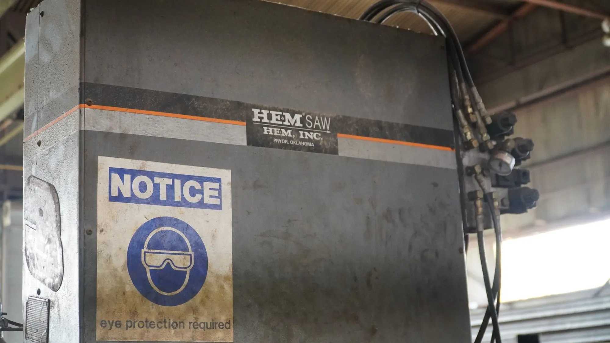 1999 HEM V130HM Vertical Tilt Frame Saw - 10 HP, 19 Ft Blade, Semi-Automatic Feed - VERTICAL BAND SAWS
