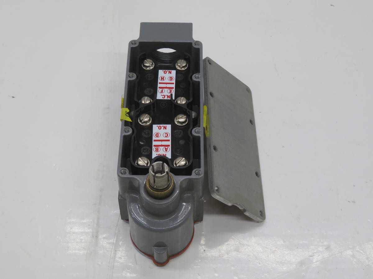 NAMCO EA700-26100 LIMIT SWITCH T230596 - SWITCHES