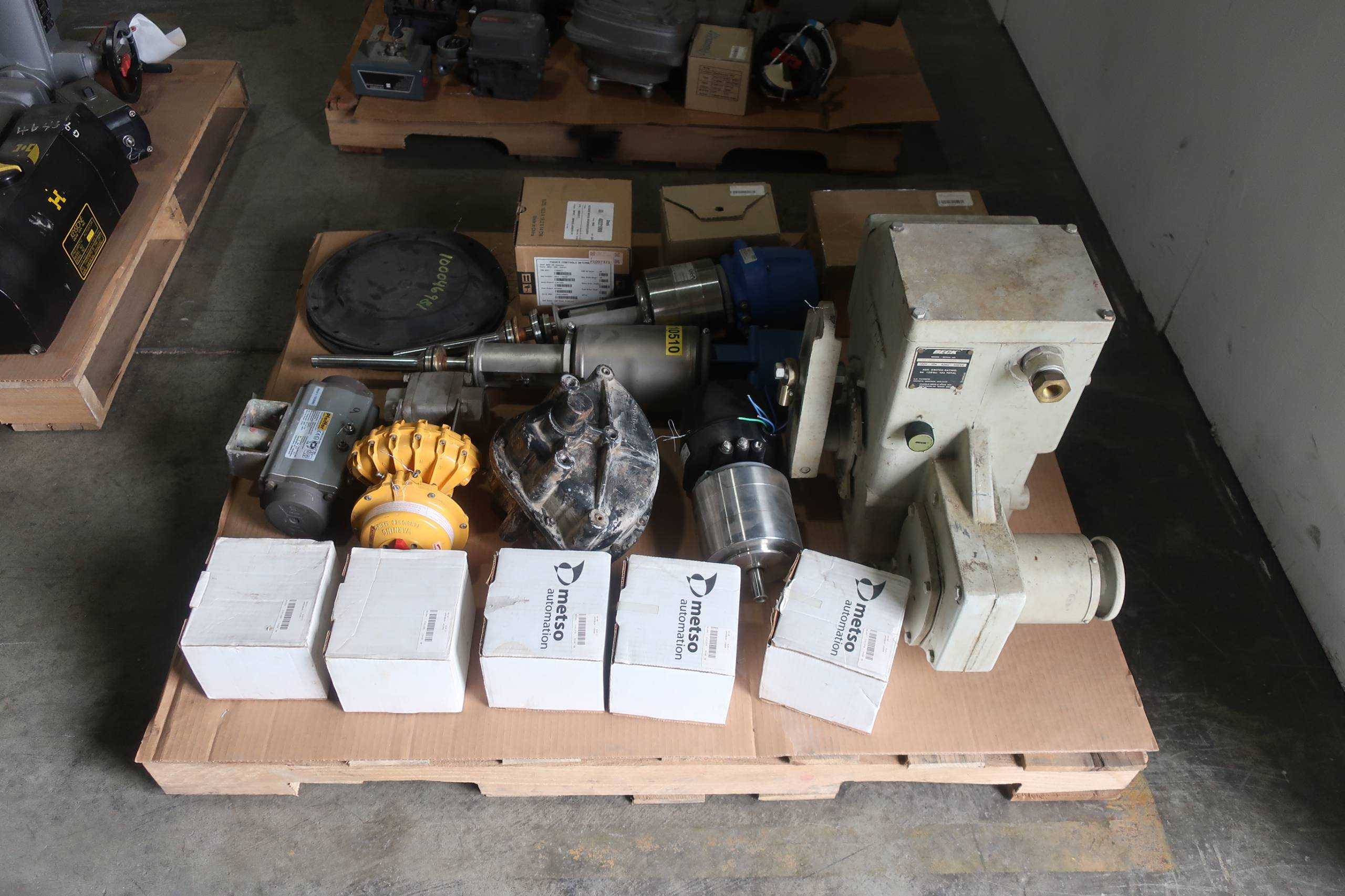 SKU 1761583 - 3 PALLETS OF ASSORTED VALVE ACTUATORS, POSITIONERS, INDICATORS - VALVE POSITIONERS & INDICATORS