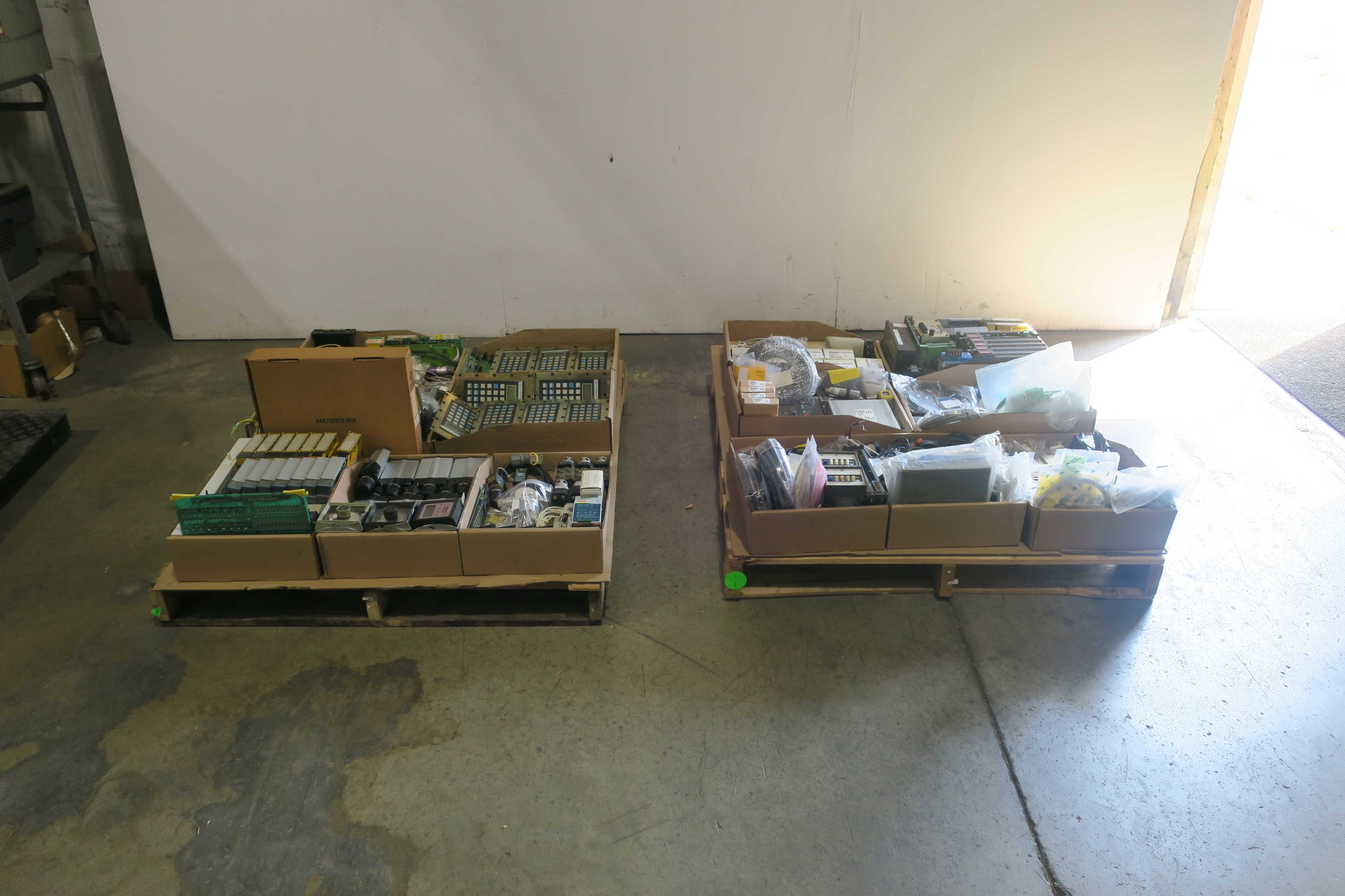 SKU 1786083 - 2 PALLETS OF ASSORTED AUTOMATION AND CONTROLS - AUTOMATION & CONTROLS