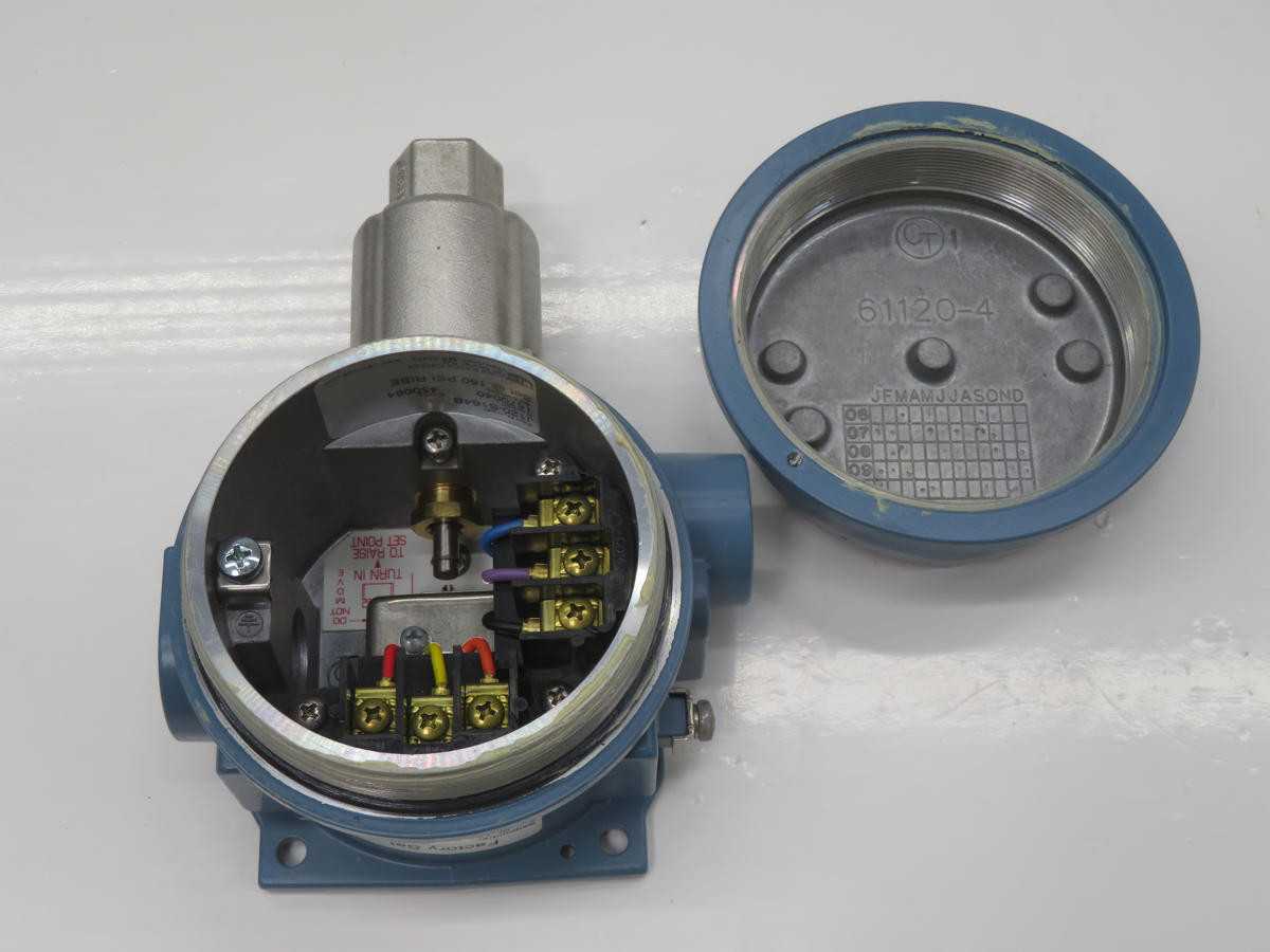 UNITED ELECTRIC J120-S164B PRESSURE SWITCH T242545 - SWITCHES