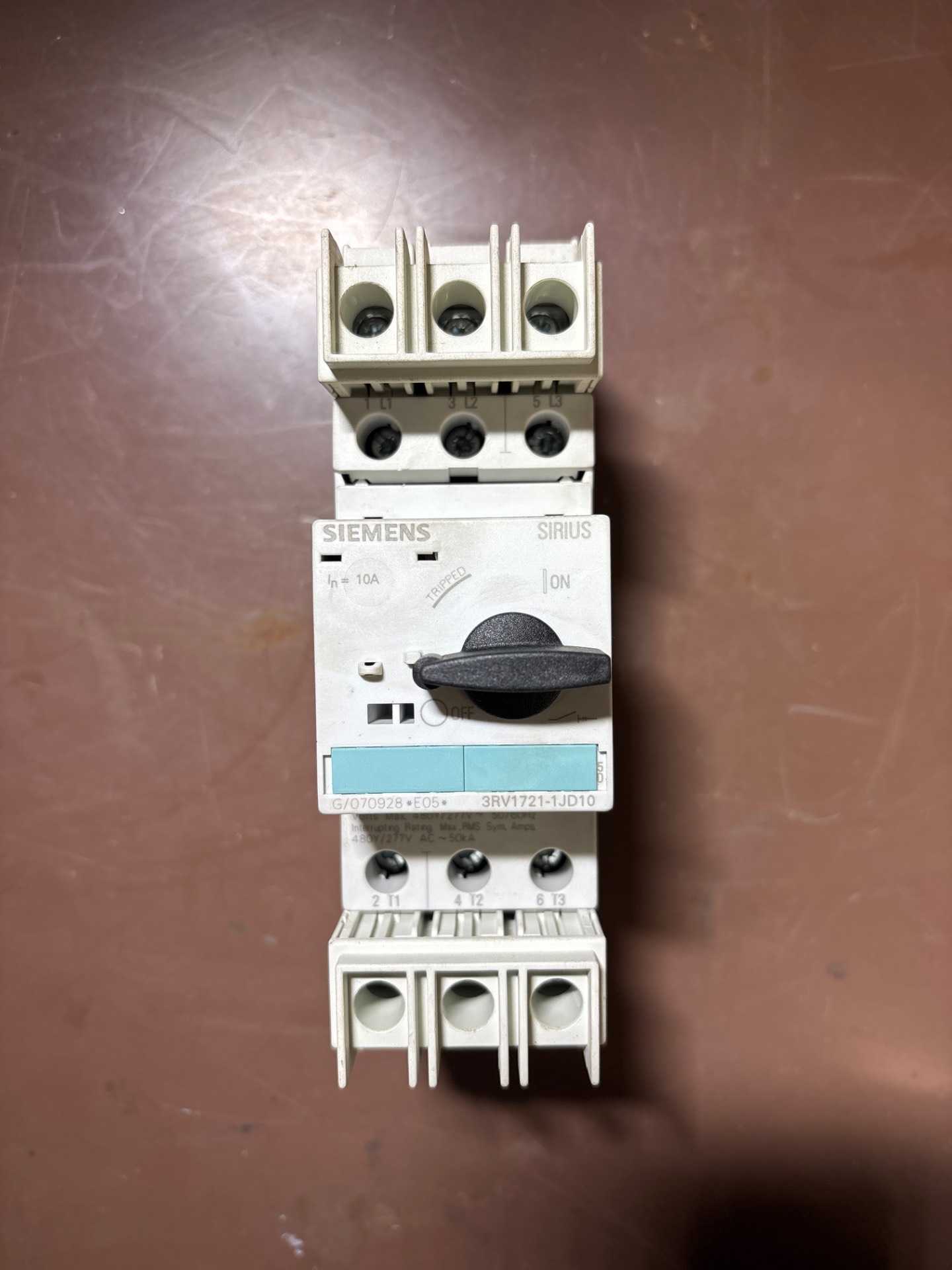 SIEMENS 3RV1721-1JD10 MOLDED CASE CIRCUIT BREAKER - CIRCUIT BREAKERS