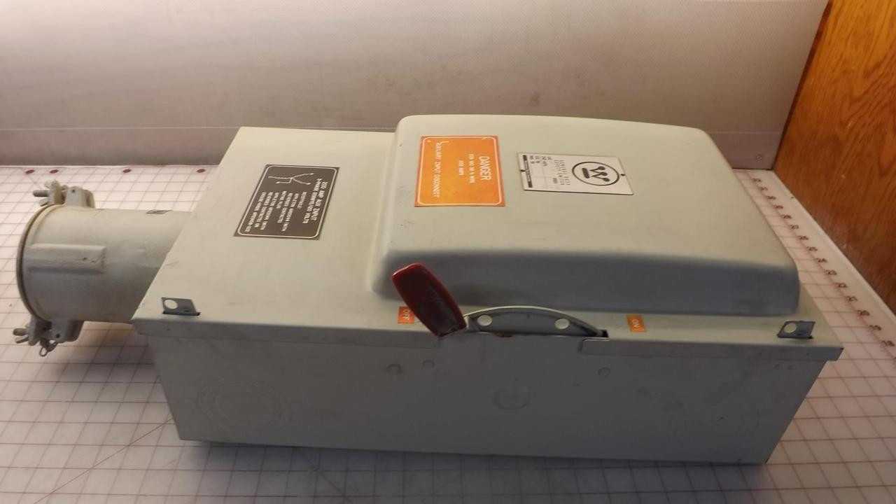WESTINGHOUSE APPLETON ELECTRIC GU-324 AR20044 GENERAL DUTY SAFETY SWITCH W/ RECEPTACLE T32855 - SWITCHES