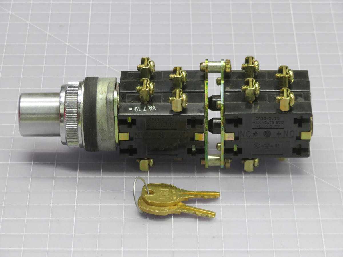 GE 304A3287P102 CR2840U201 SELECTOR SWITCH KEY T230609 - SWITCHES