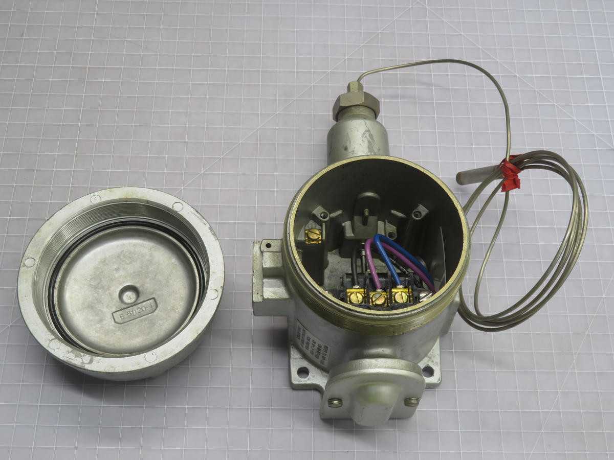 UNITED ELECTRIC 9009 3BS TEMPERATURE CONTROLLER T235977 - TEMPERATURE CONTROL COMPONENTS
