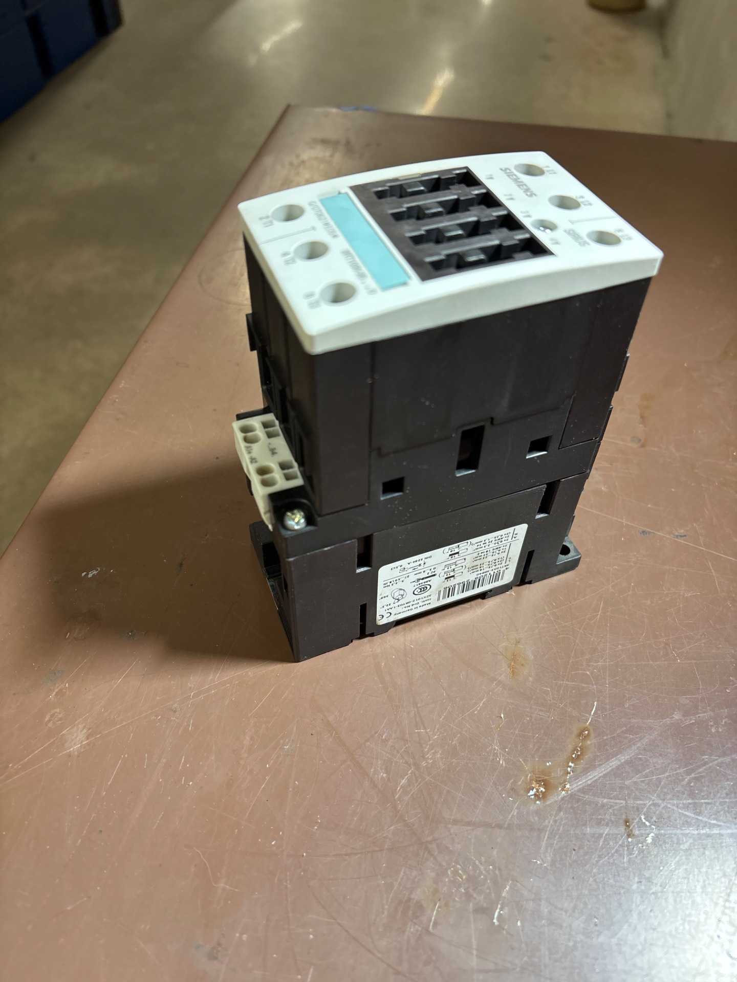 SIEMENS 3RT1035-3BB40 3 POLE POWER CONTACTOR - AC CONTACTOR