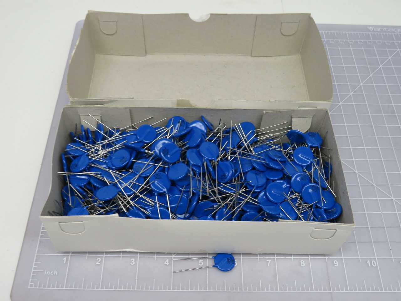 Lot Of 400 Stackpole Electronics CV130K14B Varistors CV 130V RMS 14mm Bulk - CIRCUIT BREAKERS