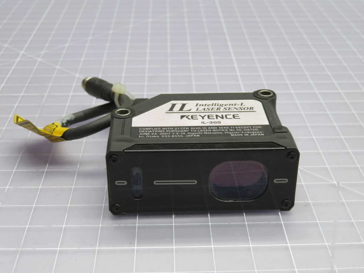 KEYENCE IL-300 LASER SENSOR T252285 - SENSORS