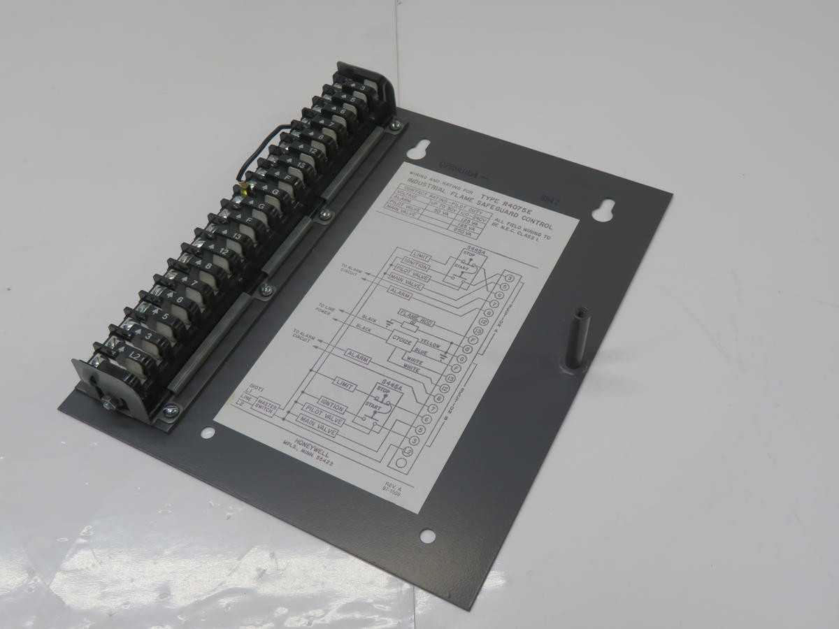 Honeywell R4075E 1000 Flame Control Safeguard Amplifier T210213 - BURNER CONTROLS