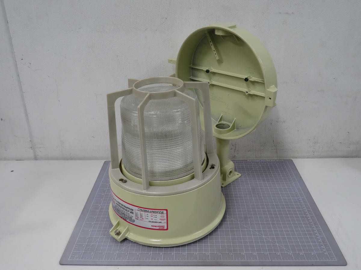 THOMAS & BETTS DHP17C04R-R5P-B2E UNIPAK WITH REFRACTOR GUARD LAMP WALL MOUNT PULSE CLAS T2B 120 V 1. - BALLASTS
