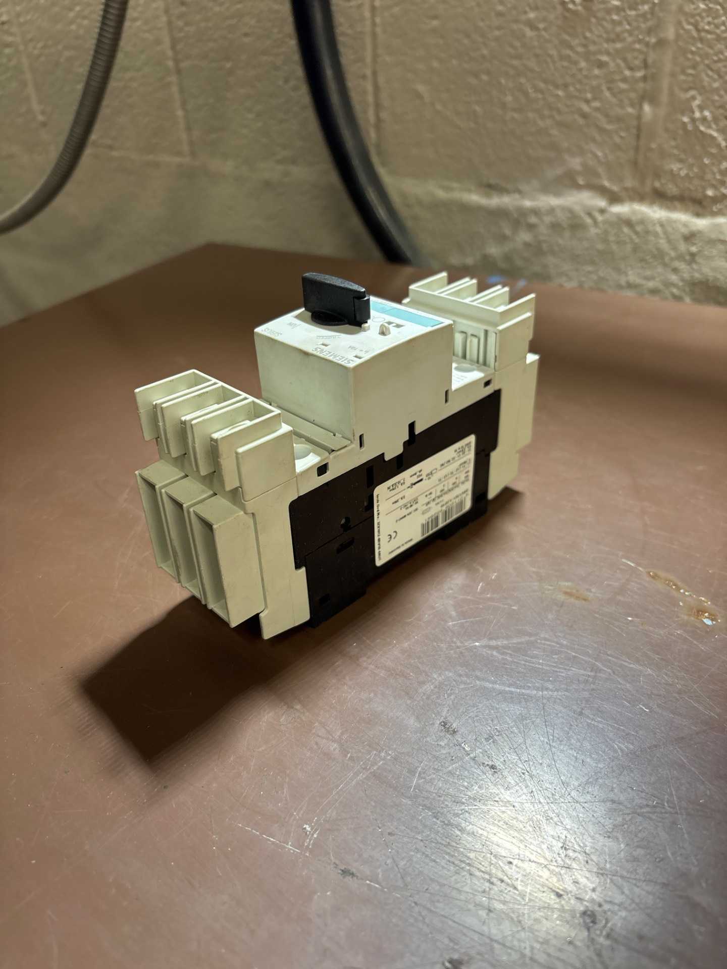 SIEMENS 3RV1721-1JD10 MOLDED CASE CIRCUIT BREAKER - CIRCUIT BREAKERS