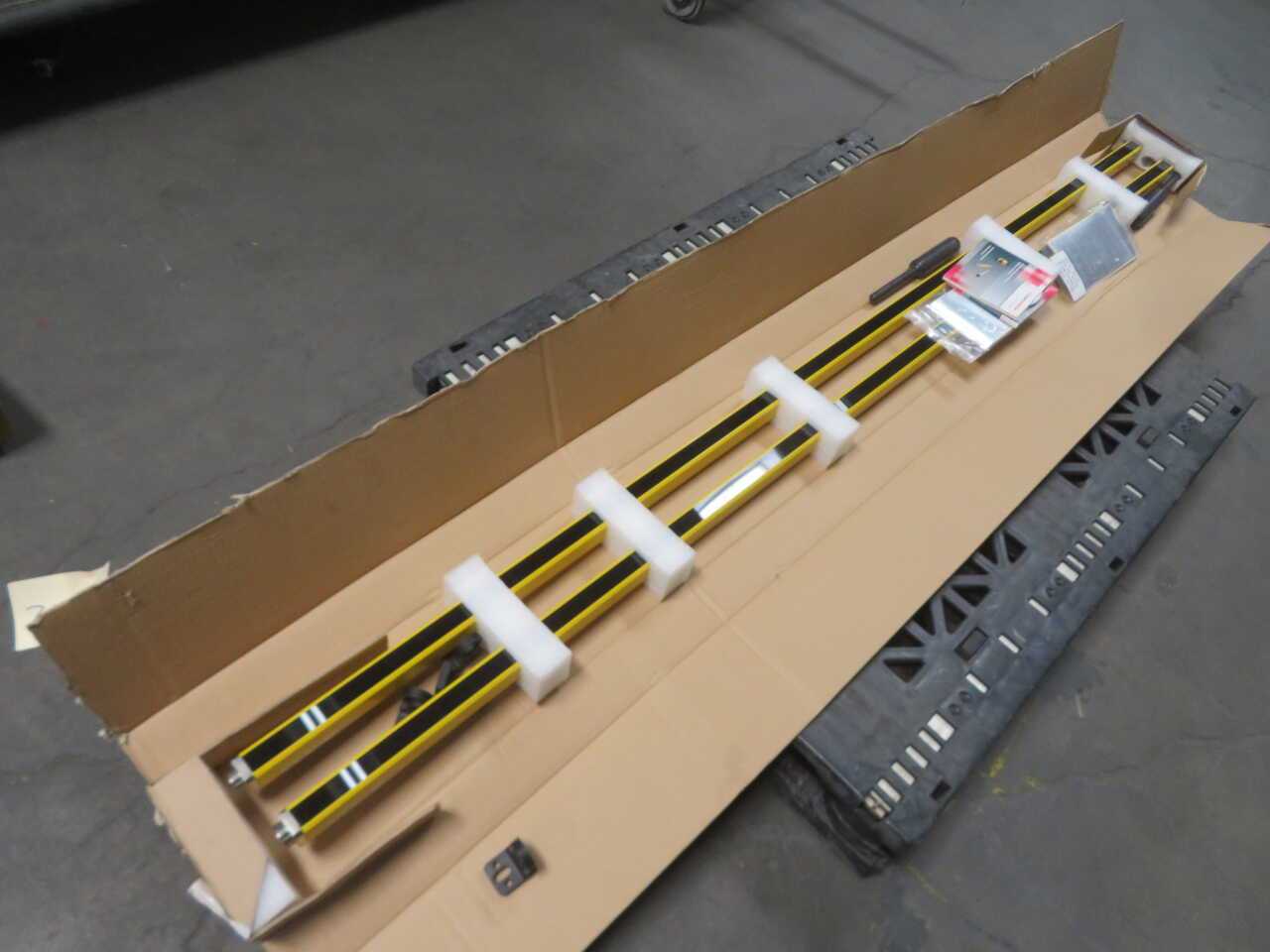 LEUZE SD4R30-1800E 67840818 SAFETY LIGHT CURTAIN RECEIVER - SENSORS