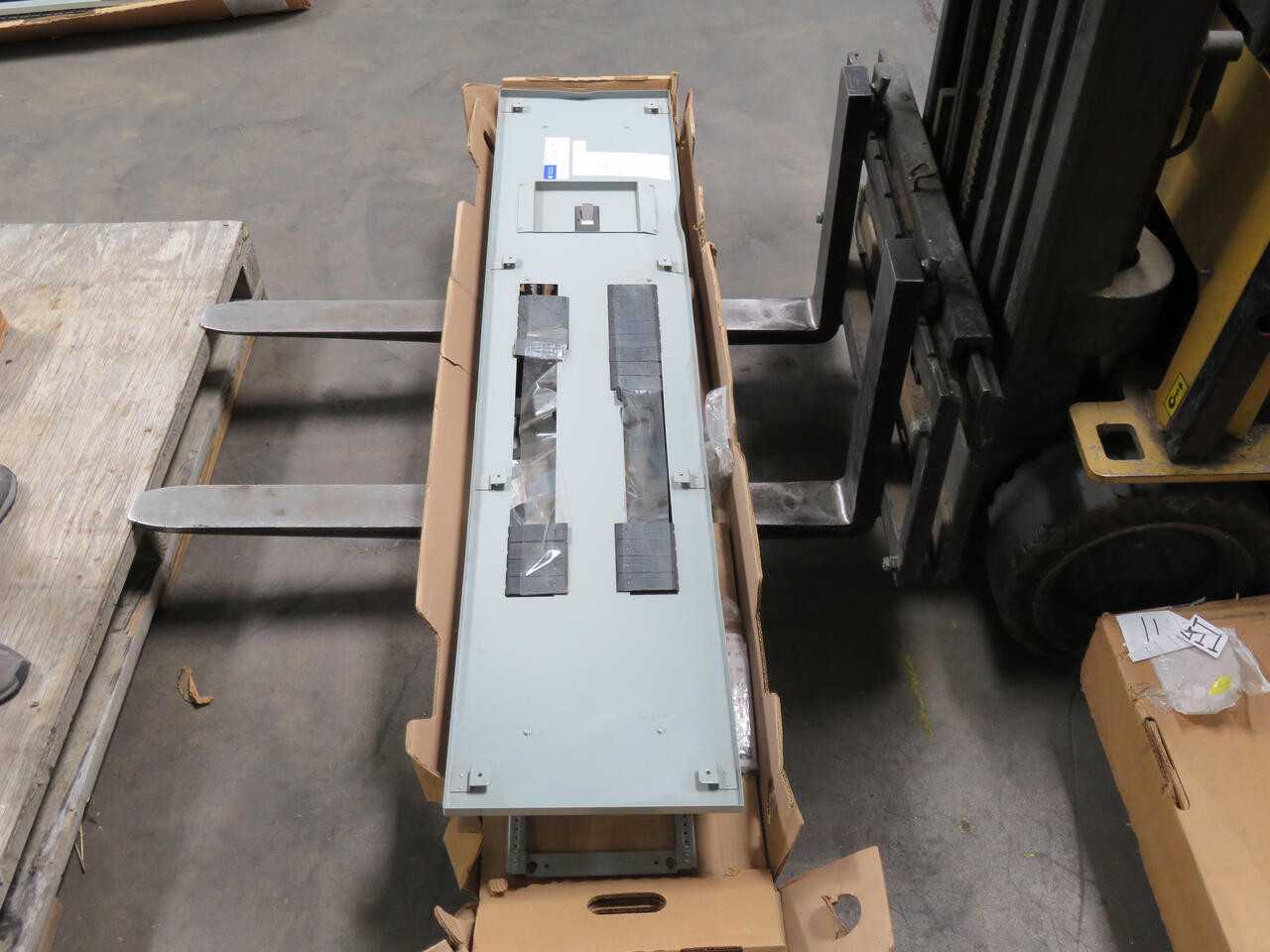 GE ADF3424DTX AXS5B7 A SERIES II PANELBOARD 400 AMP 480 V 3 P T176880 - ELECTRICAL COMPONENTS