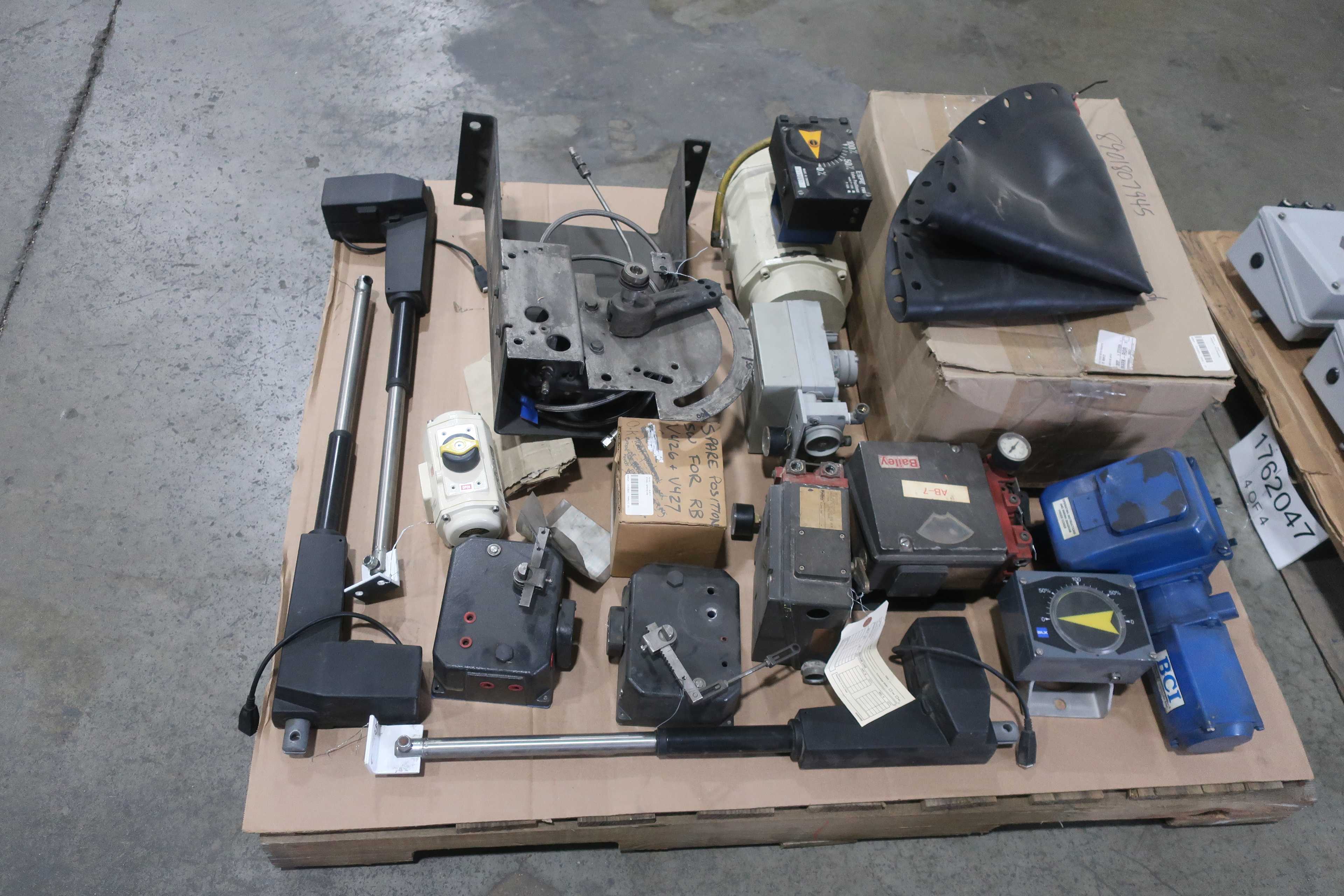 SKU 1762047 - 4 PALLETS OF ASSORTED VALVE ACTUATORS, INDICATORS, POSITIONERS - VALVE POSITIONERS & INDICATORS