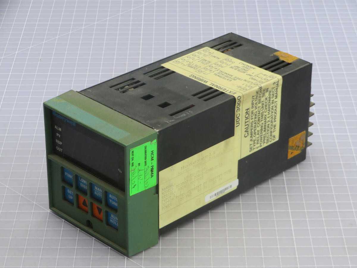 HONEYWELL DC3002-0-200-2-C300-0111 UNIVERSAL DIGITAL CONTROLLER T241338 - TEMPERATURE CONTROLLERS