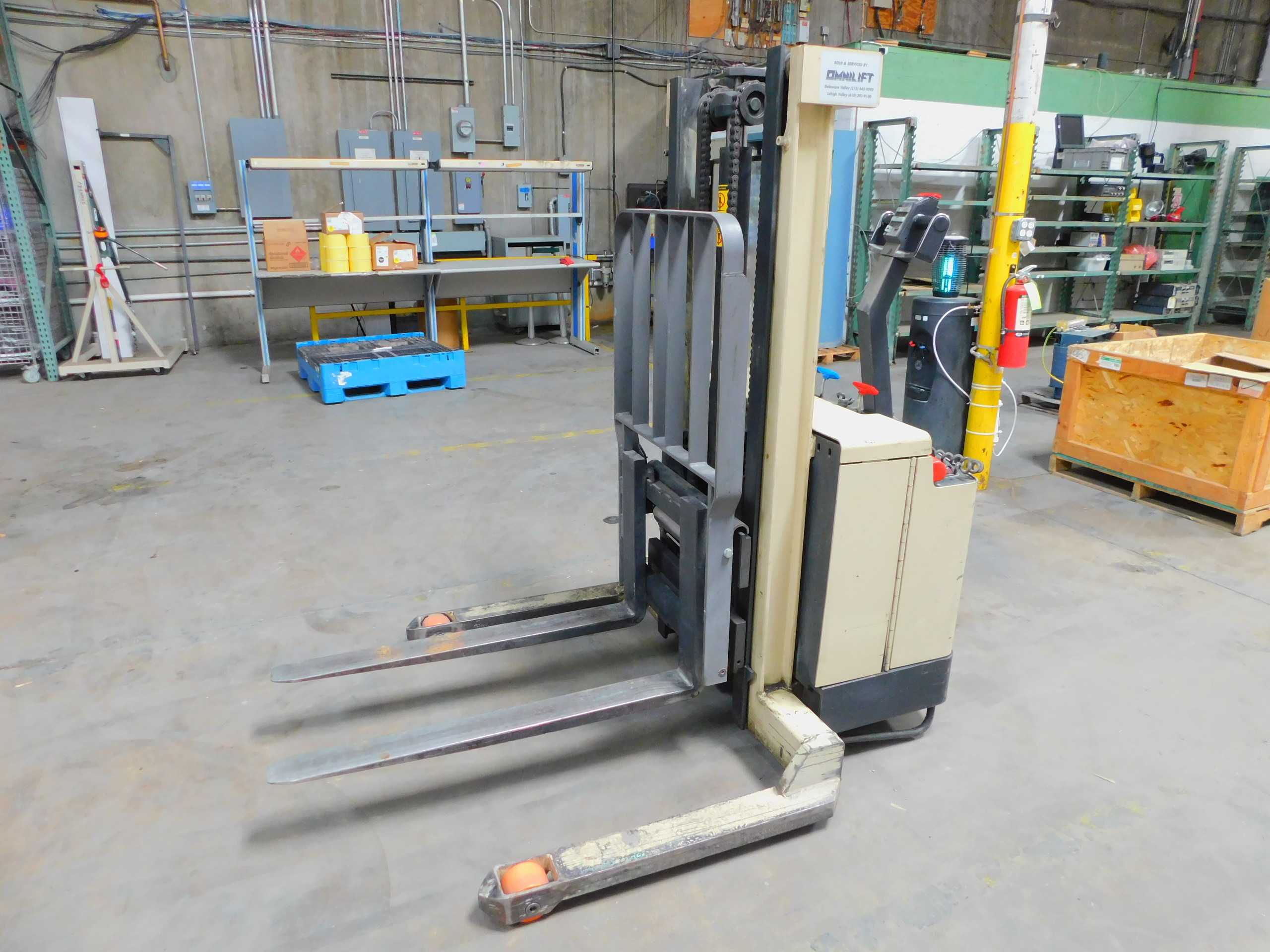 Crown 30WTL Electric Walk-Behind Straddle Stacker And Reach Forklift 2700 Lbs - FORKLIFTS Crown 30WTL Electric Walk-Behind Straddle Stacker And Reach Forklift 2700 Lbs - FORKLIFTS