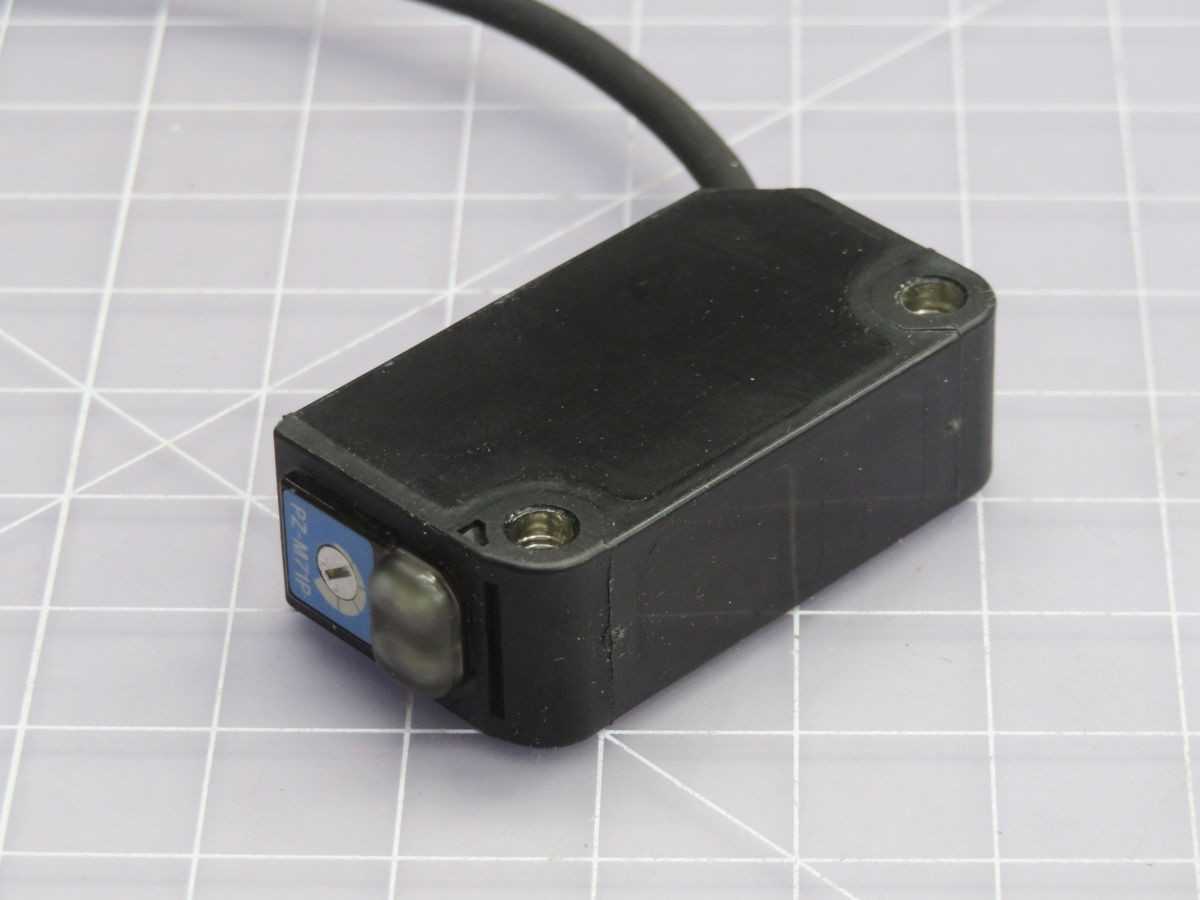 LOT OF 7 KEYENCE PZ-M71P PHOTOELECTRIC SENSOR T260019 - SENSORS