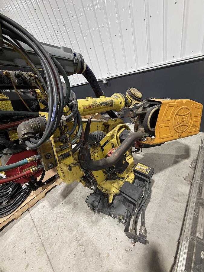 2009 FANUC R-2000iB/165F Robot, 165kg Payload, 2655mm Reach, R-30iA Controller - ARTICULATED ROBOTS