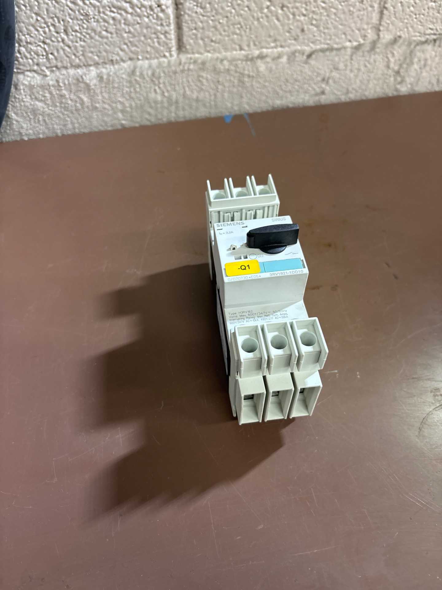 SIEMENS 3RV1821-1DD10 MOLDED CASE CIRCUIT BREAKER - CIRCUIT BREAKERS