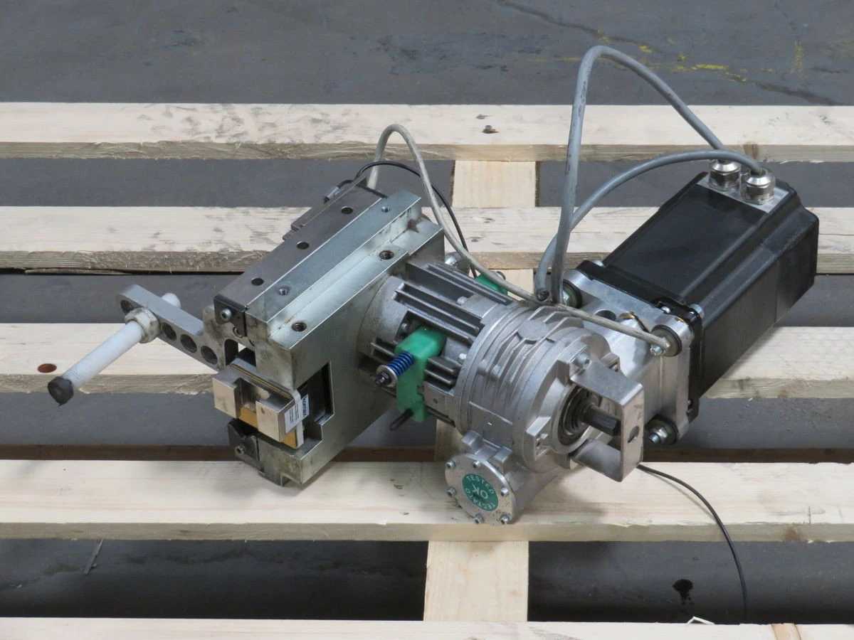 BERGER LAHR SER31117/4L6SD6CO MOTOR W GEAR ASSY KOMAX T255401 - SERVO MOTORS
