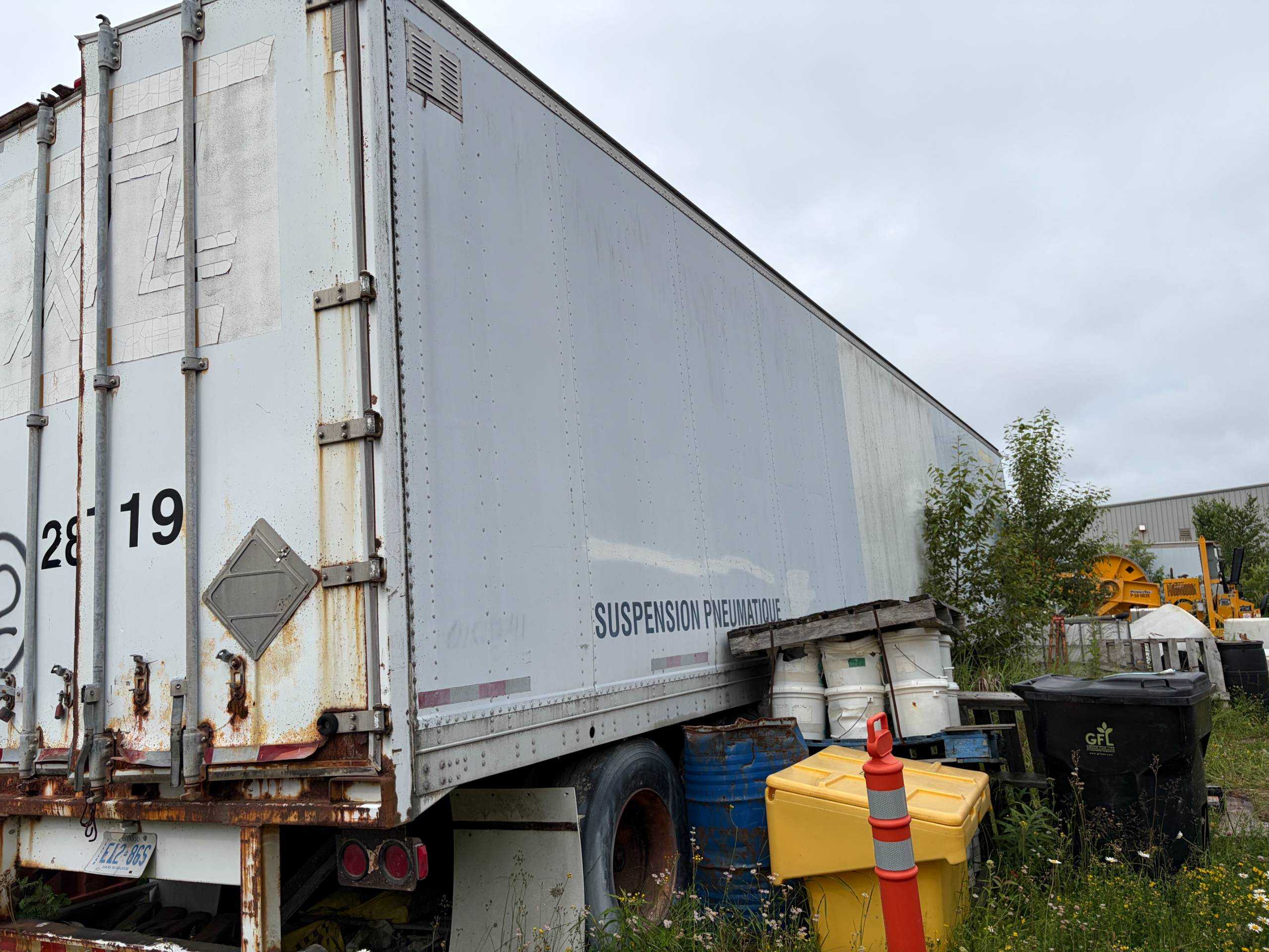 Dry Van Trailer With Aluminum Pipe, Ladders, Insulation, Tarps & Fire Extinguishers - DRY VAN TRAILER