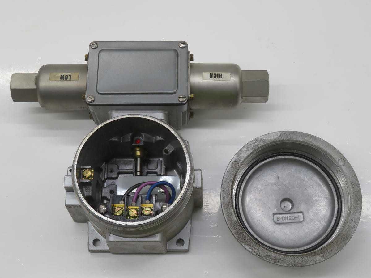 UNITED ELECTRIC J120K-S1478 PRESSURE SWITCH T233704 - SWITCHES
