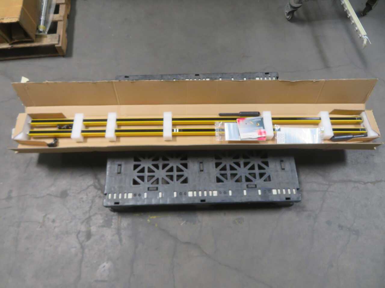 LEUZE SD4R30-1800E 67840818 SAFETY LIGHT CURTAIN RECEIVER - SENSORS