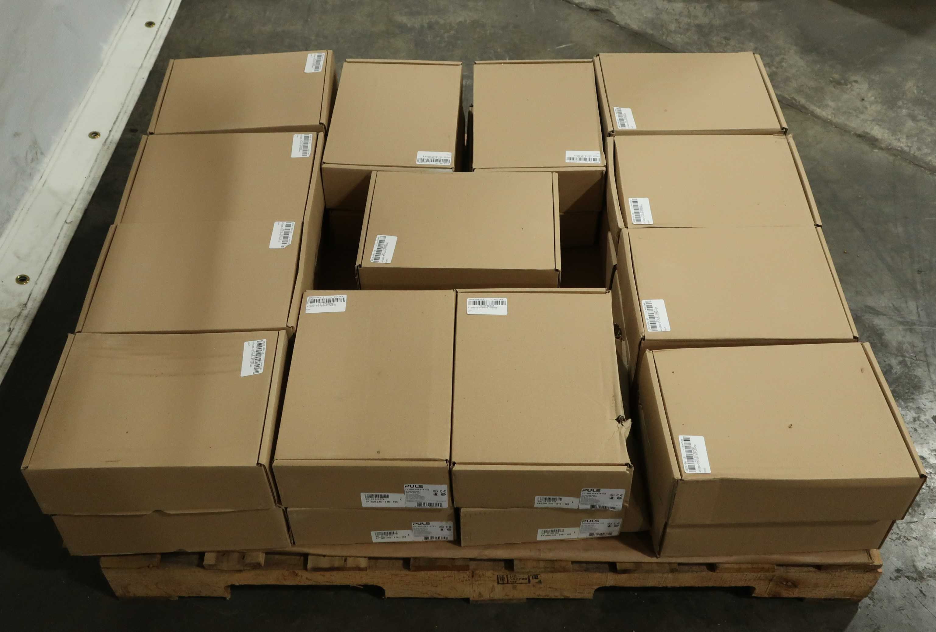 SKU 1775929 - LOT OF 26 PLUS FTP500.245-018-103 500W 3-PHASE POWER SUPPLY - POWER SUPPLIES