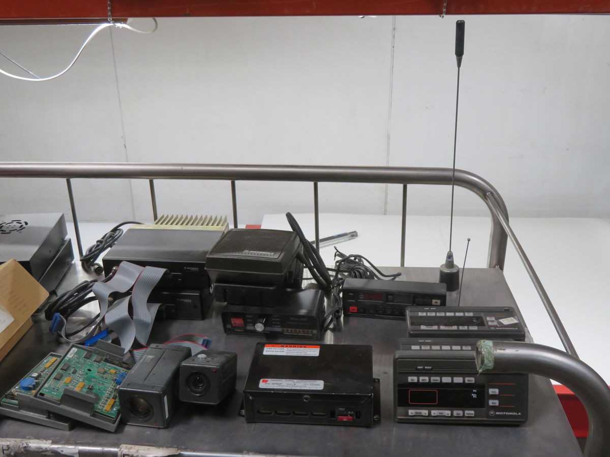 MOTOROLA LOT OF 2 WAY RADIO COMMUNICATION EQUIPMENT T261095 - TELECOMMUNICATION