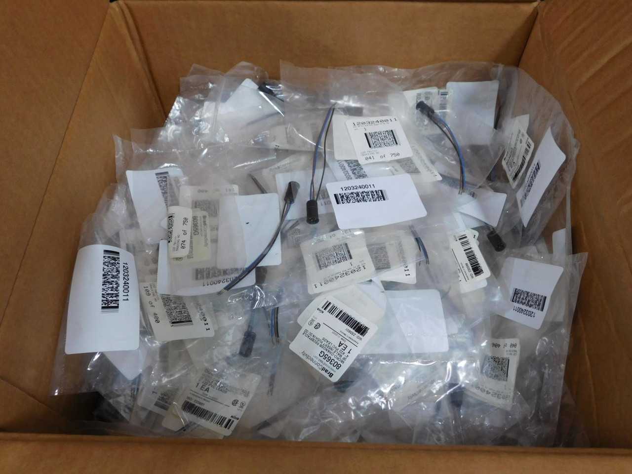 LOT OF 145 WOODHEAD 80365G MICRO-CHANGE RECEPTACLE 3 P MALE INSERT PUSH-IN DC GD 4 FT #22 PVC LEADS - PLUGS & RECEPTACLES