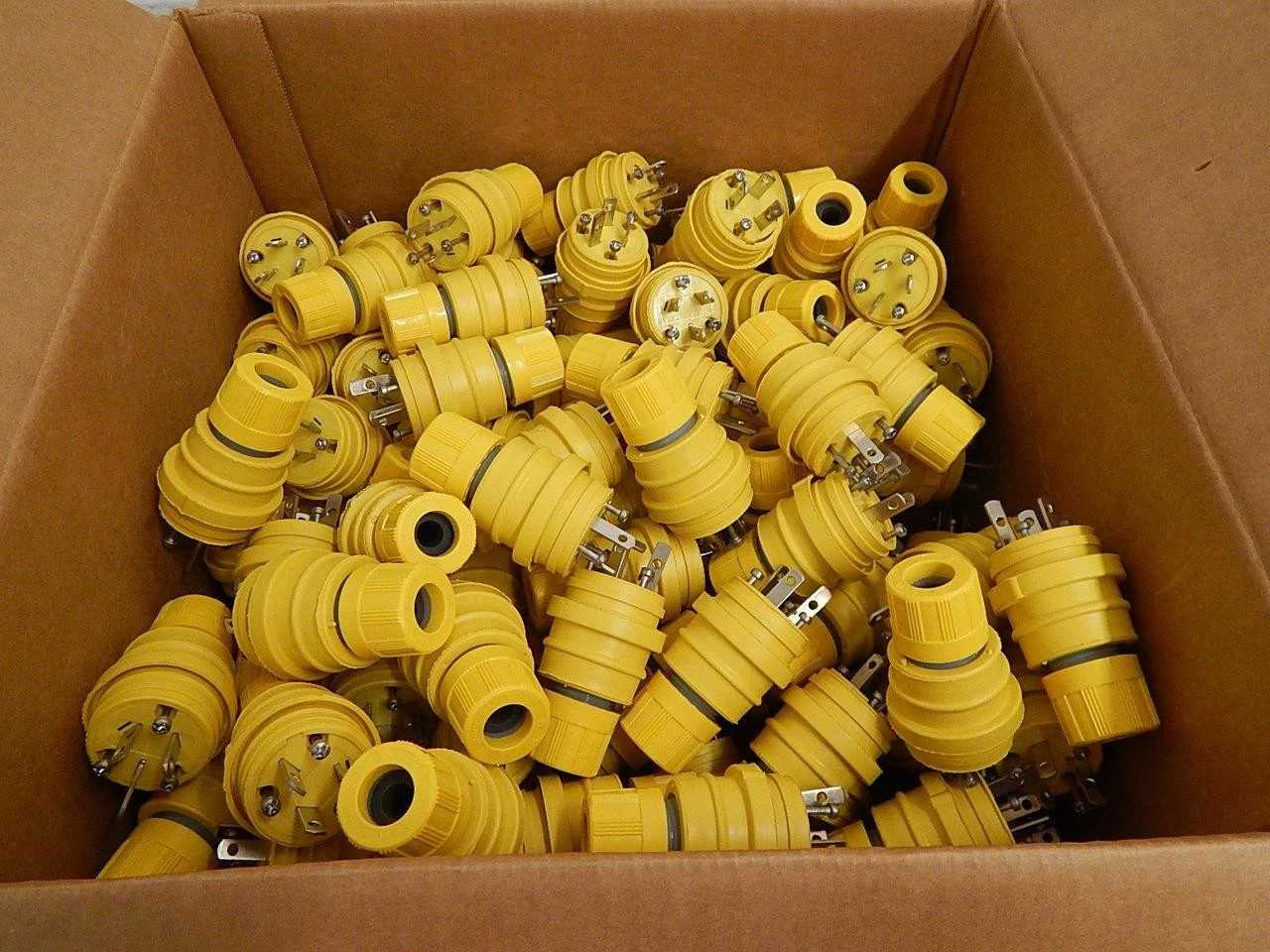 LOT OF 100 MOLEX DANIEL WOODHEAD 1301460009 PLUG-WATERTITE T100839 - PLUGS & RECEPTACLES