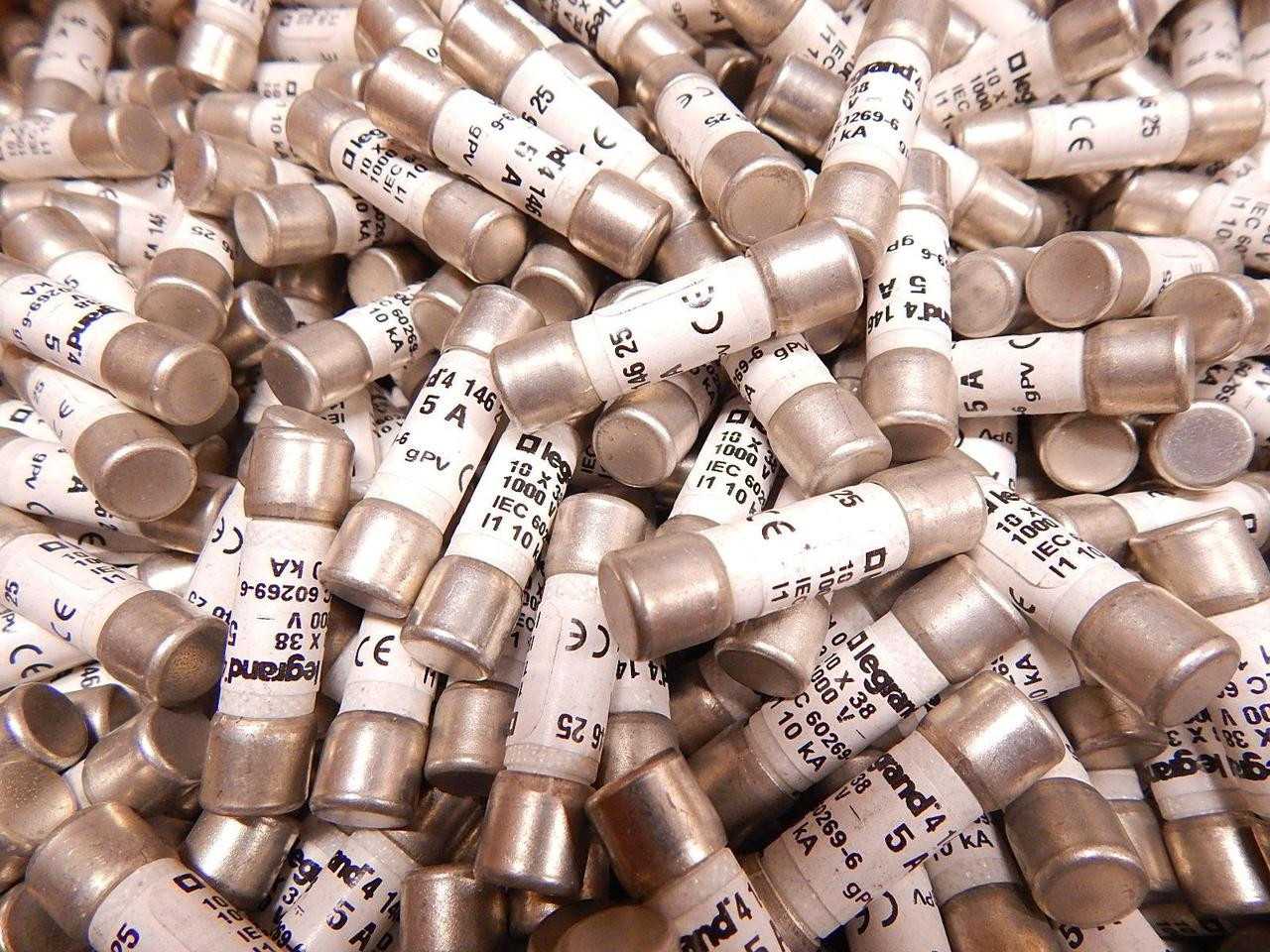 LOT OF 1100 LEGRAND 54 146 25 5 AMP FUSES T77793 - FUSES