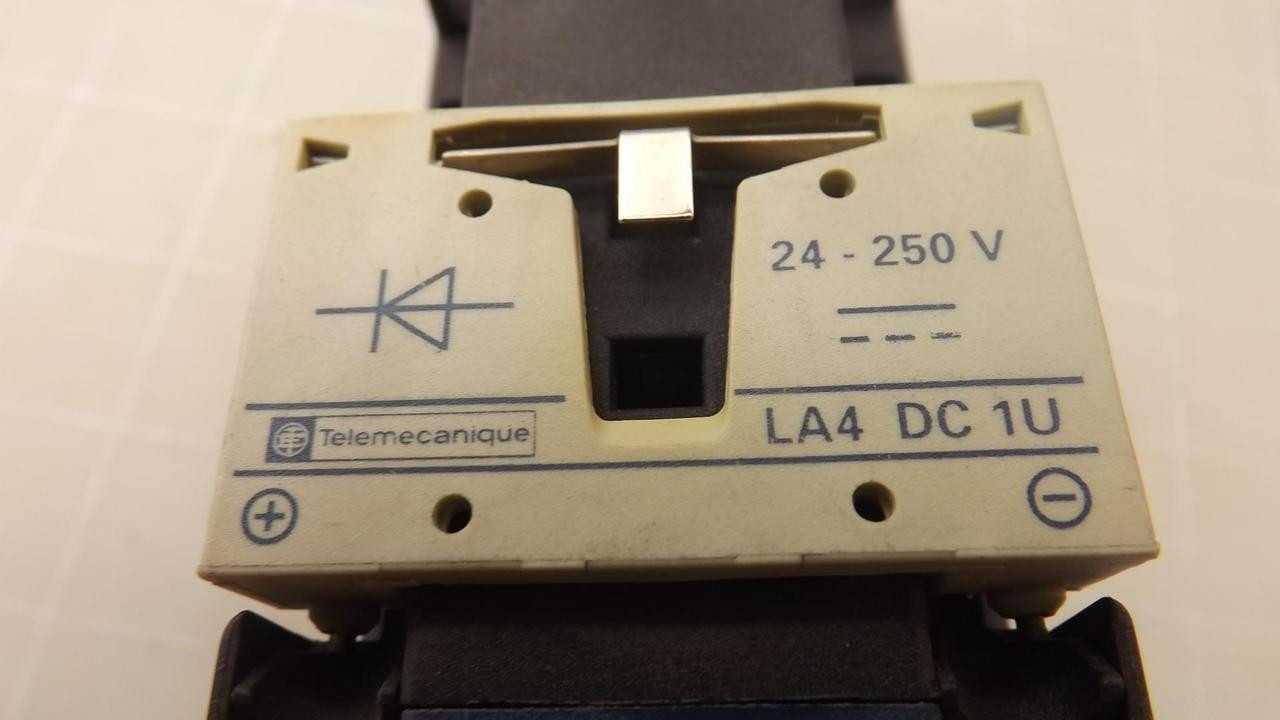Lot Of 8 Telemecanique LP1-D12-10 With LA4-DC-1U T27977 - CONTACTORS