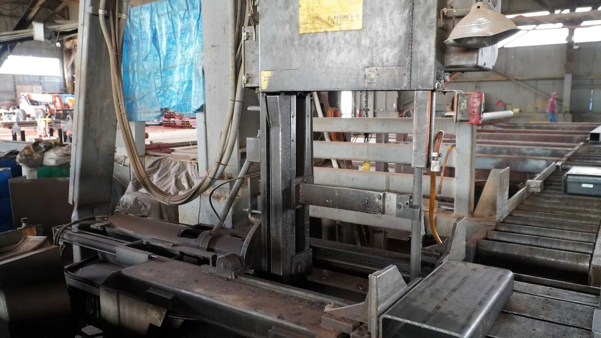 1999 HEM V130HM Vertical Tilt Frame Saw - 10 HP, 19 Ft Blade, Semi-Automatic Feed - VERTICAL BAND SAWS