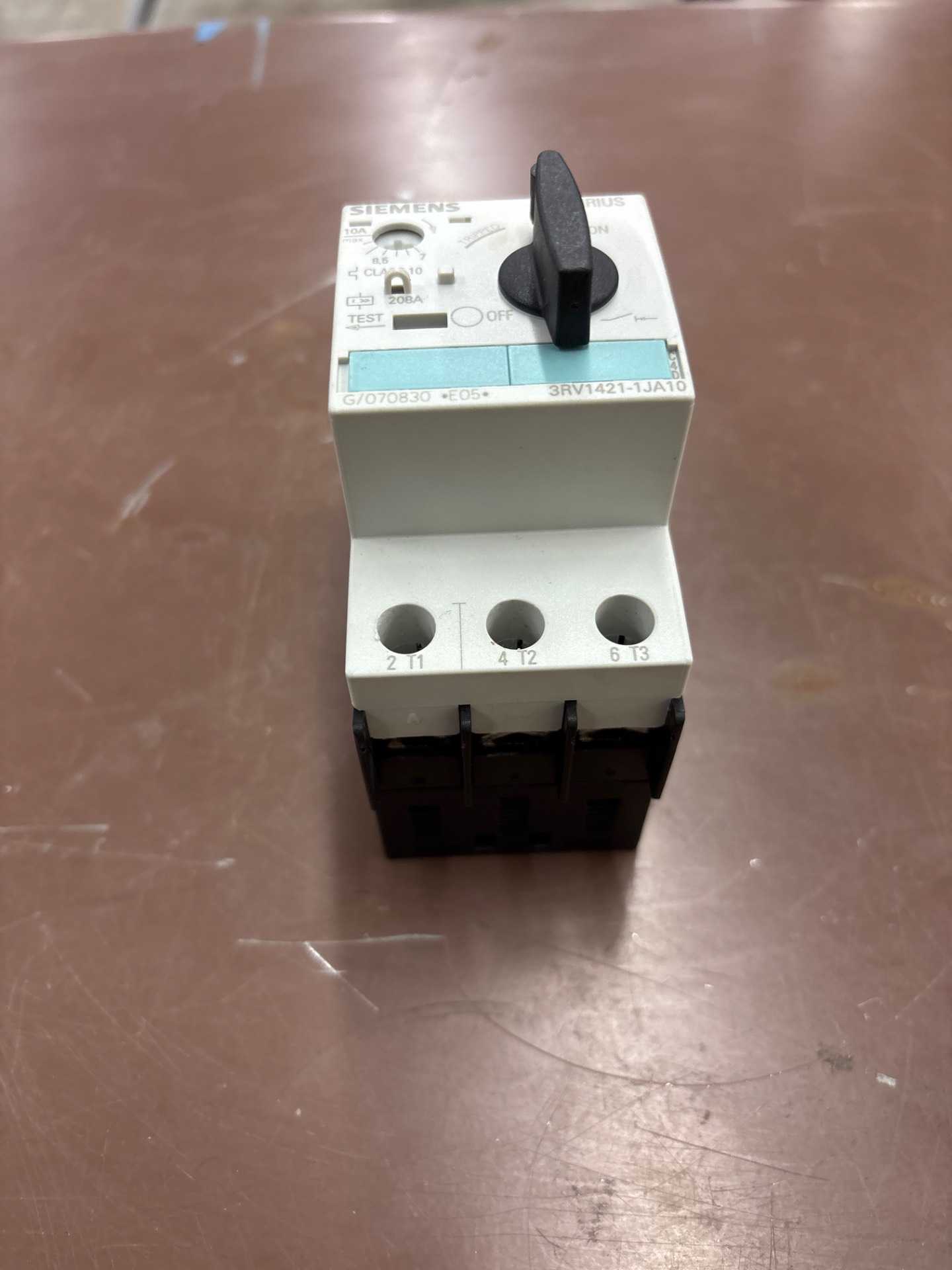 SIEMENS 3RV1421-1JA10 MOLDED CASE CIRCUIT BREAKER - CIRCUIT BREAKERS