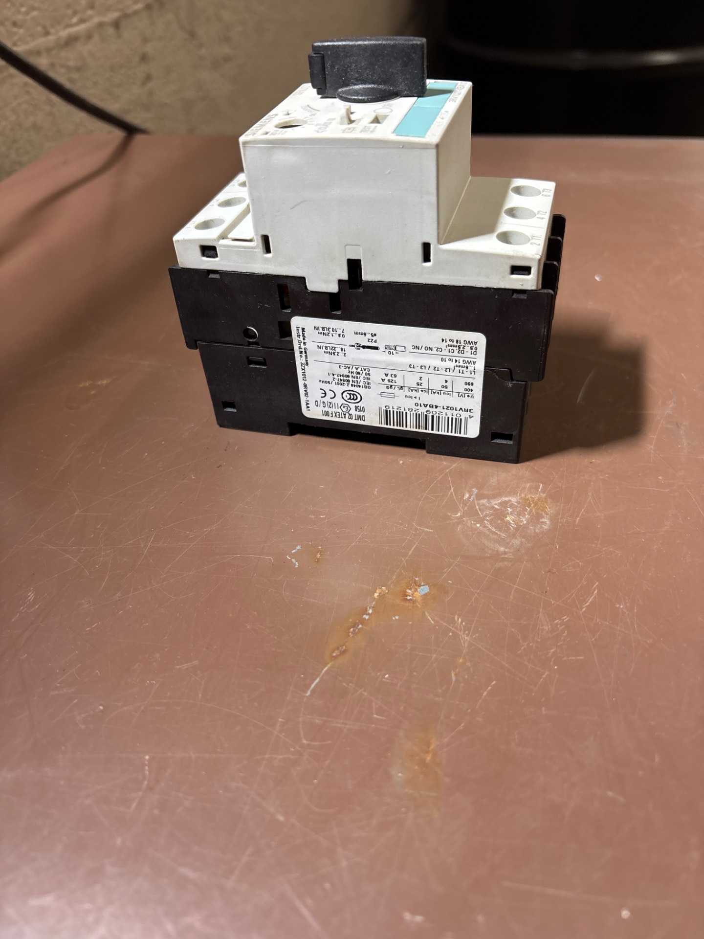 SIEMENS 3RV1021-4BA10 MOLDED CASE CIRCUIT BREAKER - CIRCUIT BREAKERS