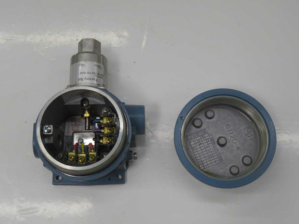 United Electric J120-S164B Pressure Switch T233735 - Reliable Performance - SWITCHES