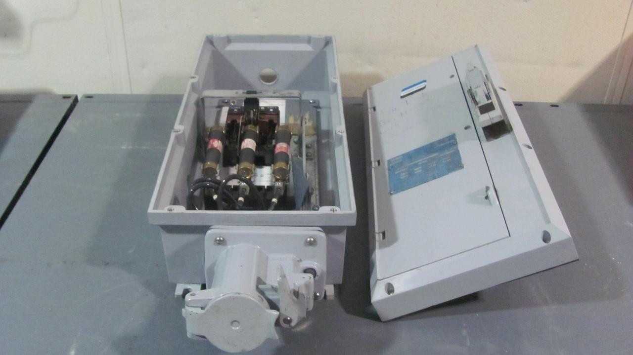 CROUSE-HINDS N5R6352 M89 ENCLOSED BREAKER SWITCH 4 POLE 60 AMPS 600 VAC 50 HP - CIRCUIT BREAKERS