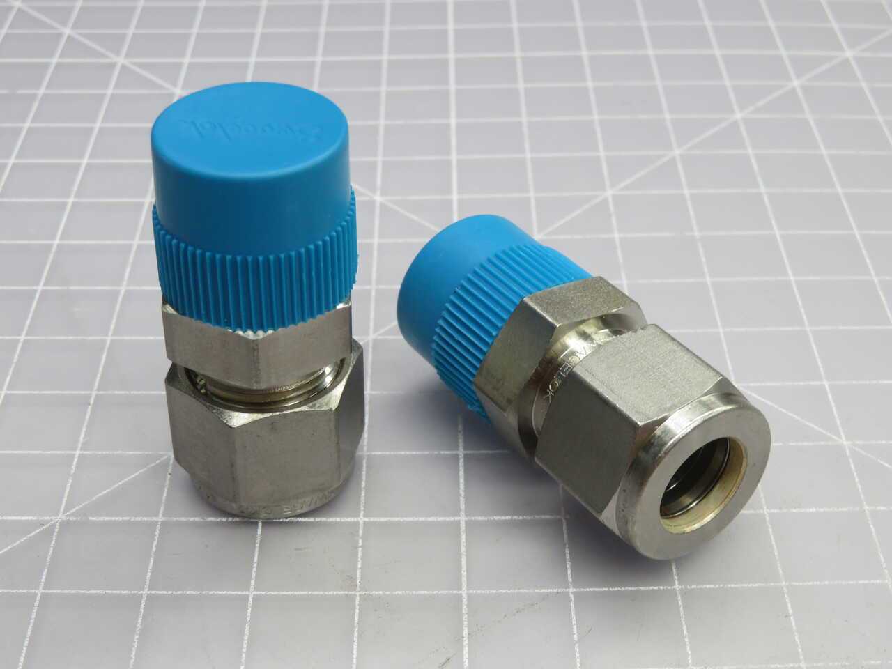 LOT OF 11 SWAGELOK SS-180-1-8 TUBE FITTINGS T270172 - PIPE ELBOW