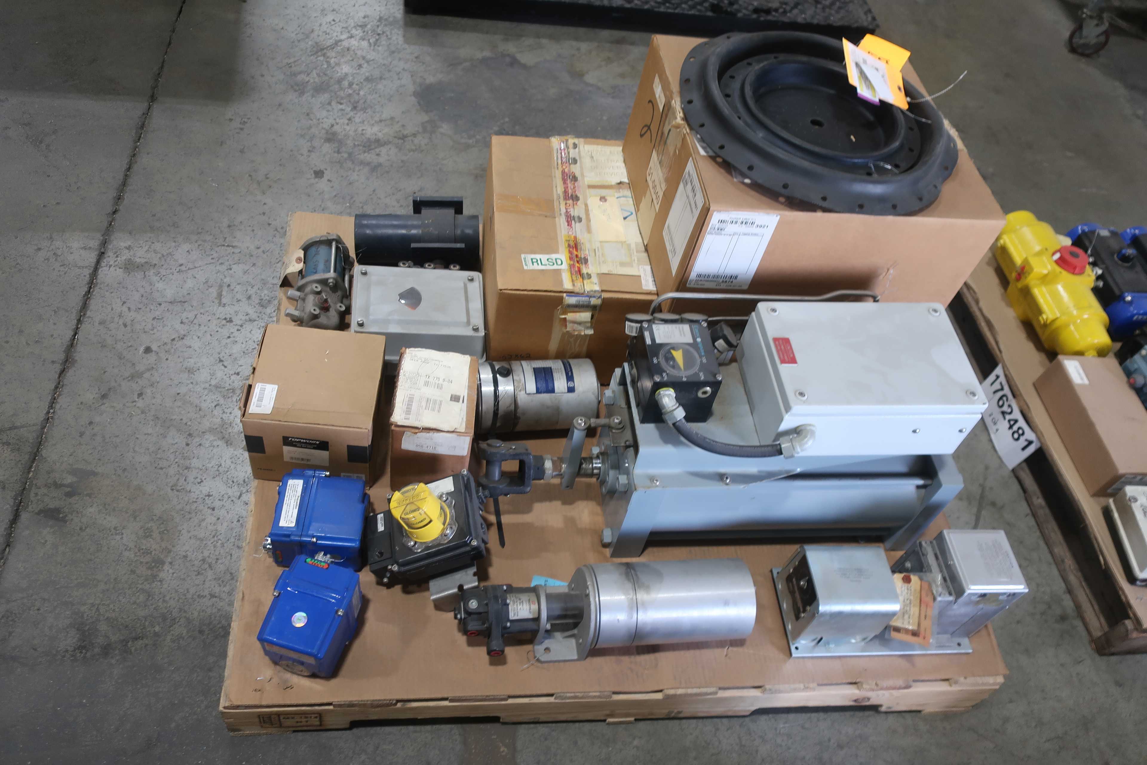 SKU 1762481 - 4 PALLETS OF ASSORTED VALVE POSITIONERS, ACTUATORS, AND INDICATORS - VALVE POSITIONERS & INDICATORS