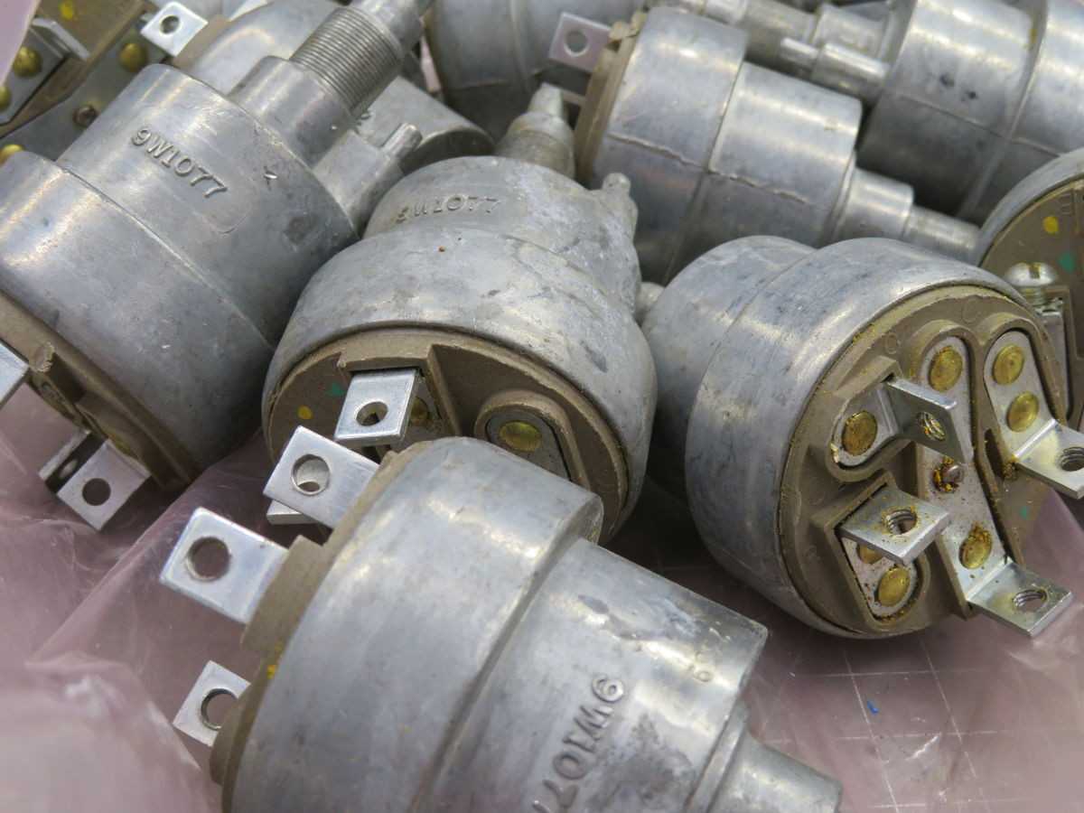 LOT OF 13 CATERPILLAR 9W1077 START SWITCH T254697 - SWITCHES