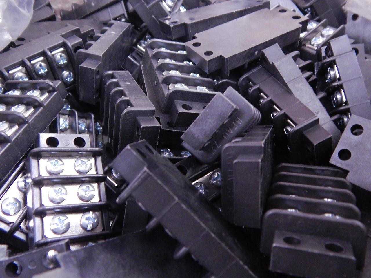 LOT OF 300 MOLEX 0387800104 BARRIER TERMINAL BLOCKS .438 BARRIER 04P 2-ROW STYLE 0 T133754 - TERMINAL BLOCKS