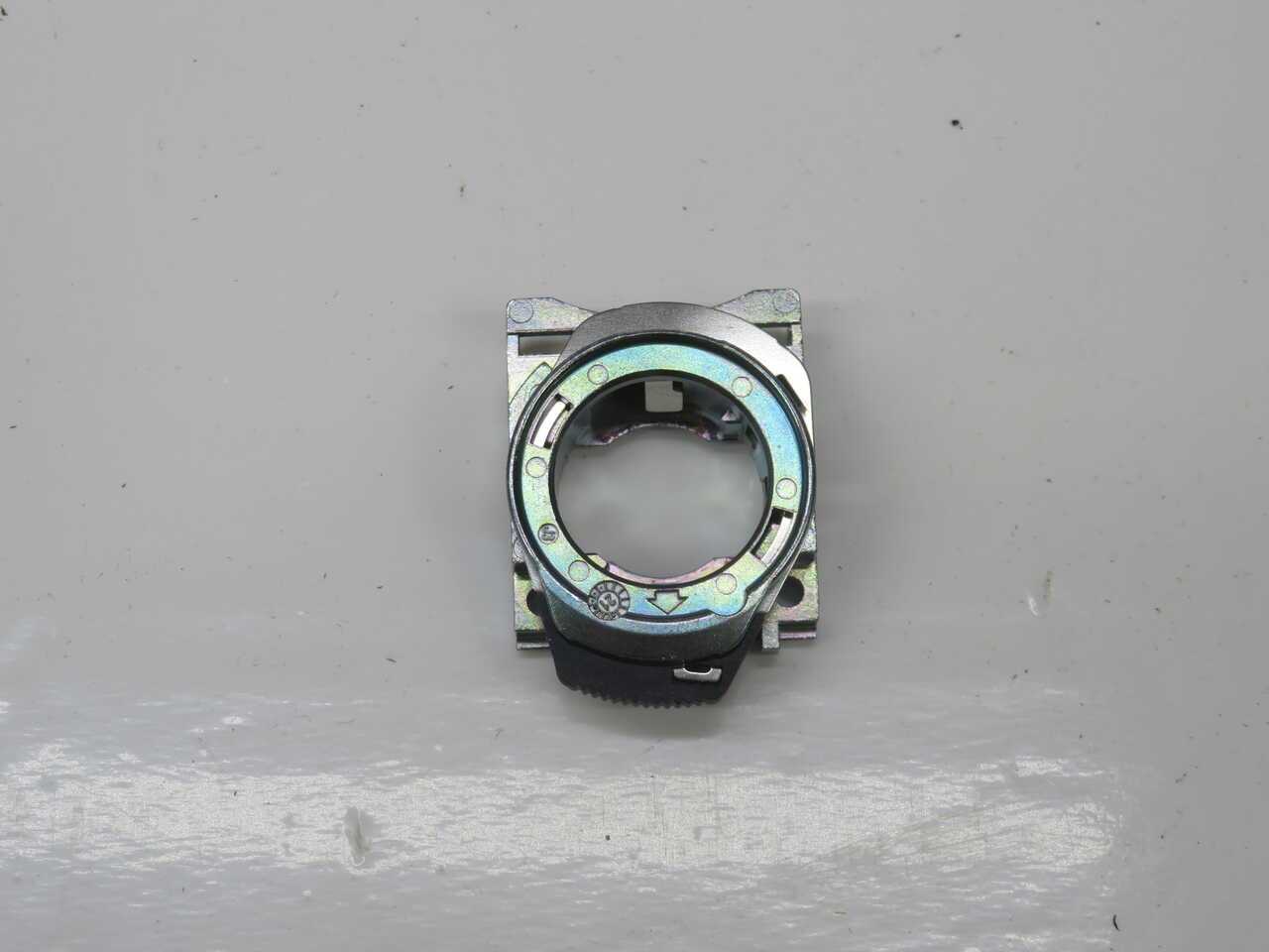 Lot Of 130 Allen Bradley Latches T271143 For Industrial Applications - INDUSTRIAL PARTS