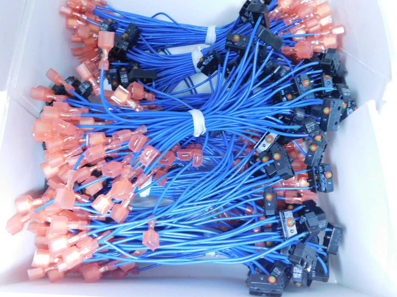 LOT OF 200 DC3B-AWAA SNAP ACTION SWITCHES T146535 - SWITCHES