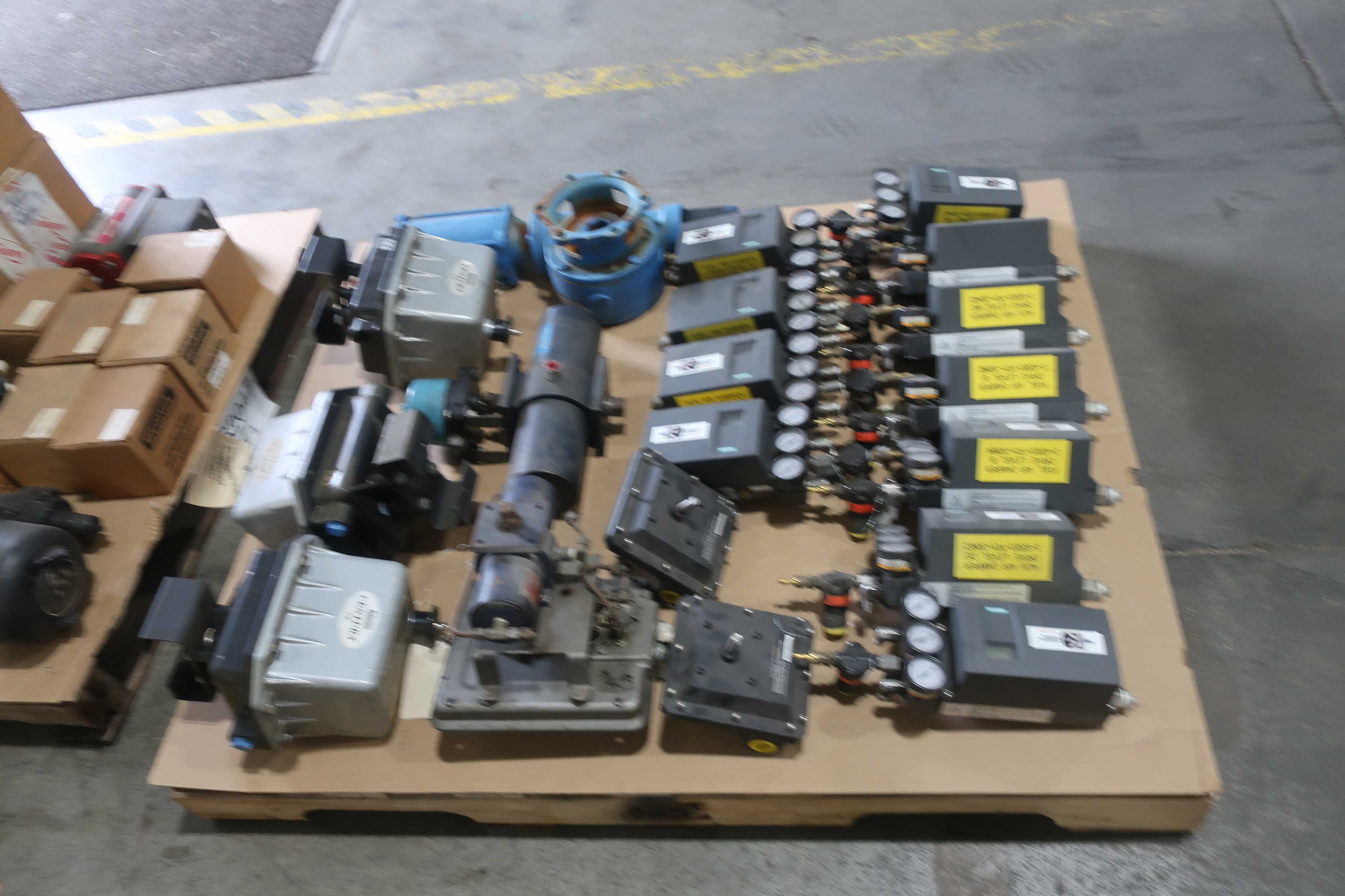SKU 1762047 - 4 PALLETS OF ASSORTED VALVE ACTUATORS, INDICATORS, POSITIONERS - VALVE POSITIONERS & INDICATORS